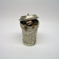 (image for) 1/4" trash can with raccoon
